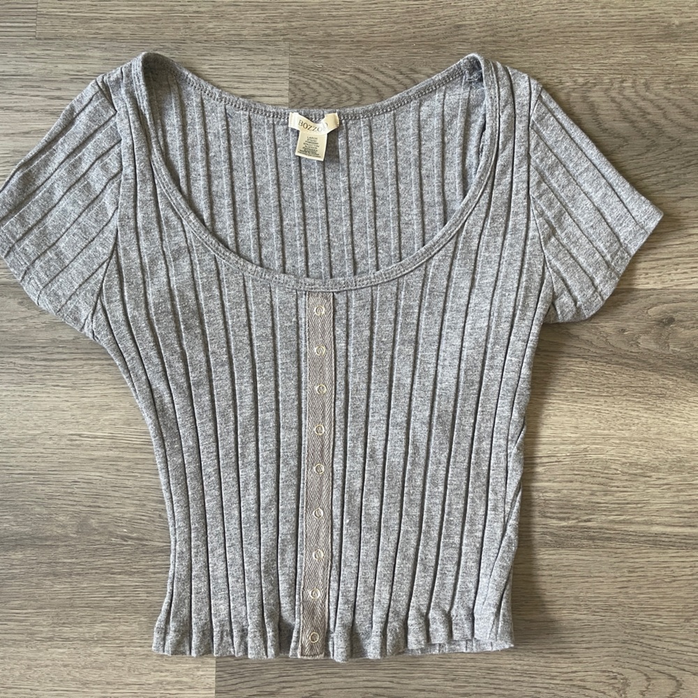 Bozzolo ladies gray baby tee. So soft and stretchy. Ribbed. Good shape